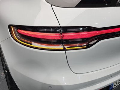 PORSCHE MACAN - 10