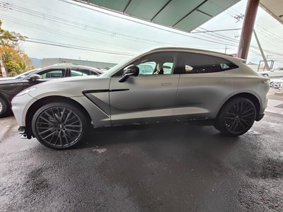 ASTON MARTIN DBX - 10