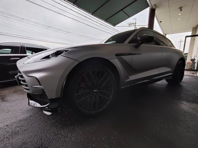 ASTON MARTIN DBX - 9