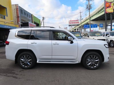 TOYOTA LAND CRUISER 300 - 10