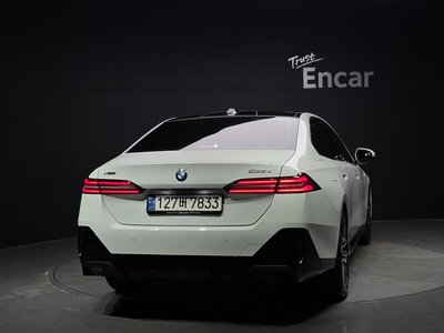 2024 BMW 5 SERIES — фото 4
