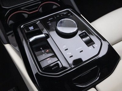2025 BMW 5 SERIES — фото 9