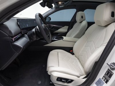 2025 BMW 5 SERIES — фото 10