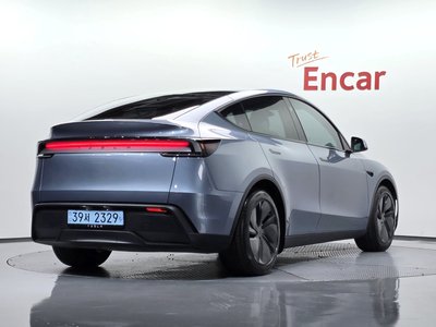 TESLA MODEL Y - 3