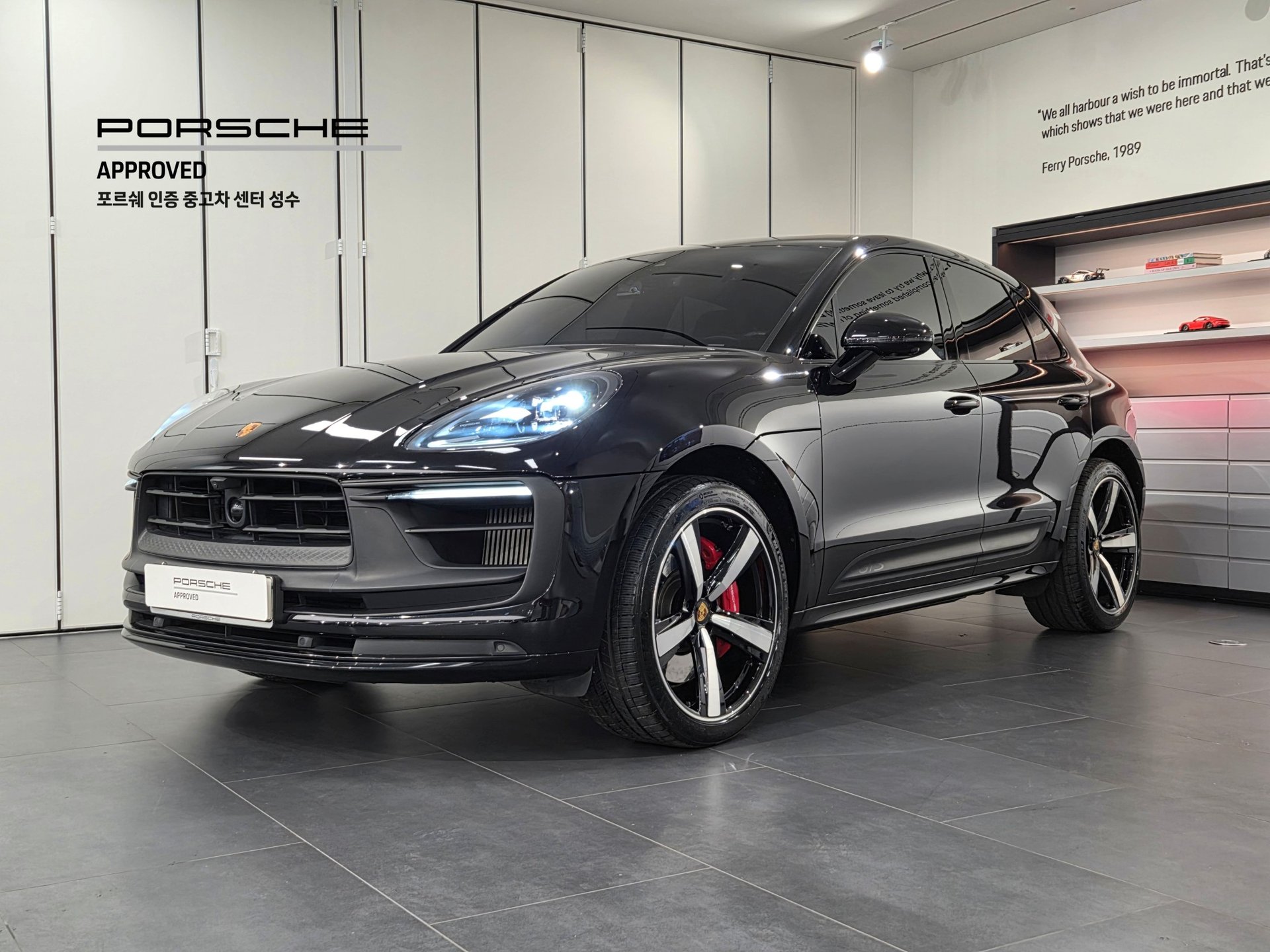 PORSCHE MACAN - View 1