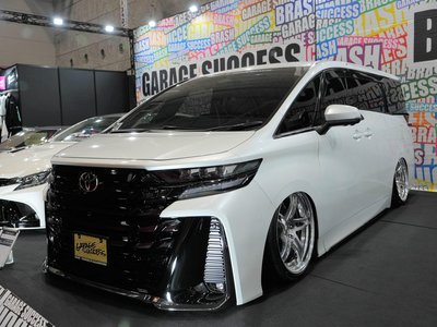 TOYOTA VELLFIRE - 1