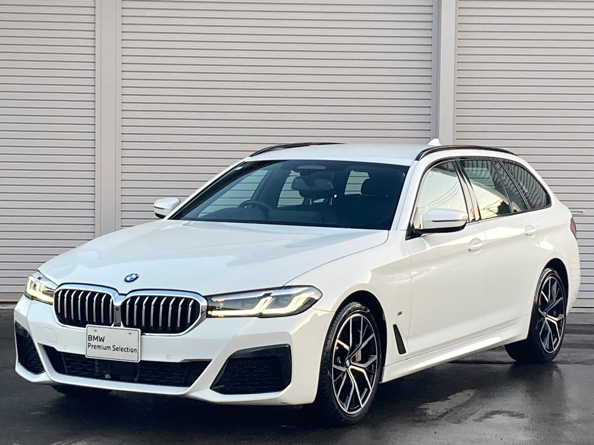 BMW 5 SERIES TOURING - View 1