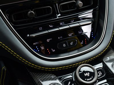 ASTON MARTIN DBX - 4