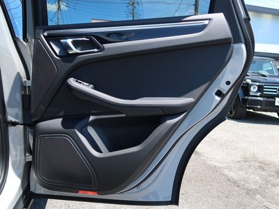 2021 Porsche MACAN thumbnail 36