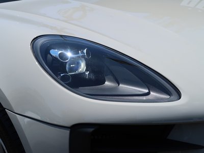 2021 Porsche MACAN thumbnail 24