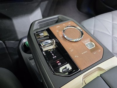 2023 BMW IX thumbnail 12