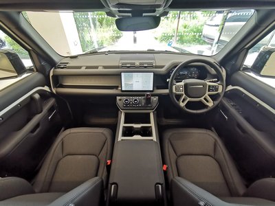 صورة 4 لـ 2025 LAND Rover DEFENDER
