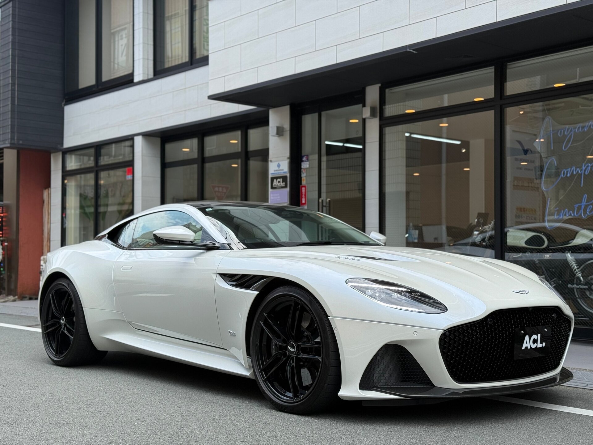 ASTON MARTIN DBS SUPERLEGGERA - View 1