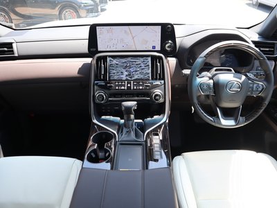 صورة 8 لـ 2025 Lexus LX