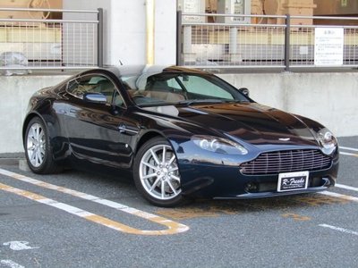 ASTON MARTIN V8 - 1