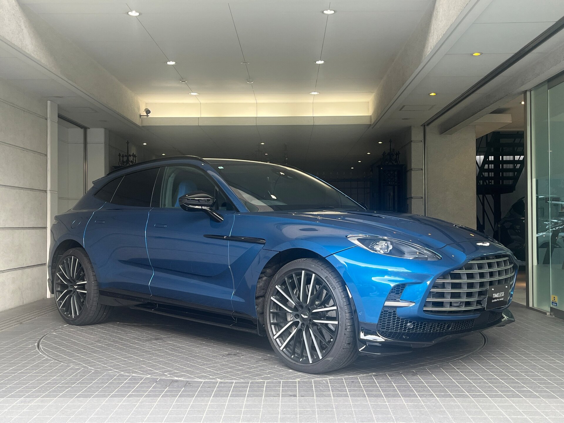 ASTON MARTIN DBX - View 1
