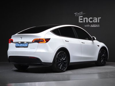 TESLA MODEL Y - 3