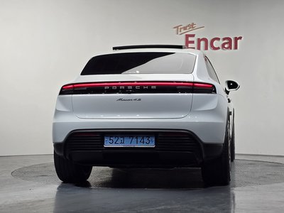 PORSCHE MACAN - 4