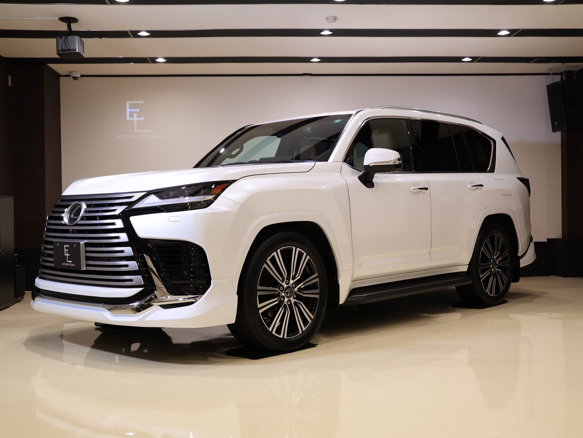 LEXUS LX - View 1