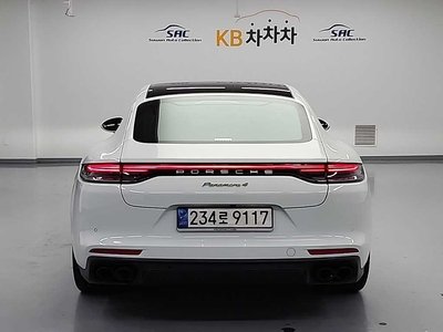 2021 Porsche PANAMERA photo 2