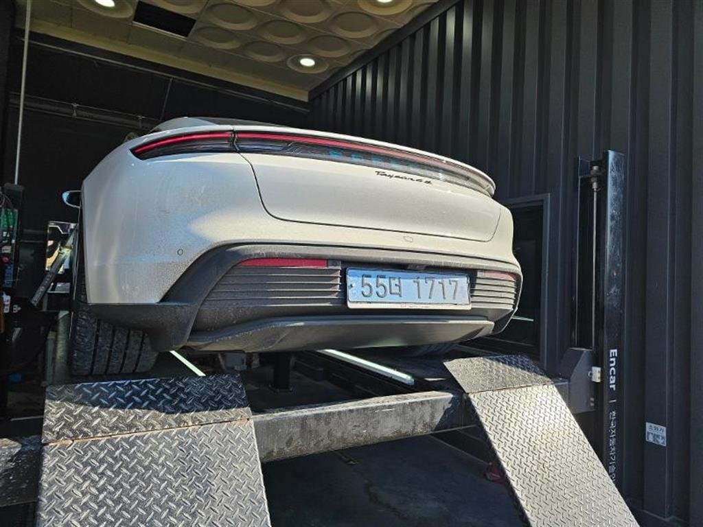 PORSCHE TAYCAN - View 1