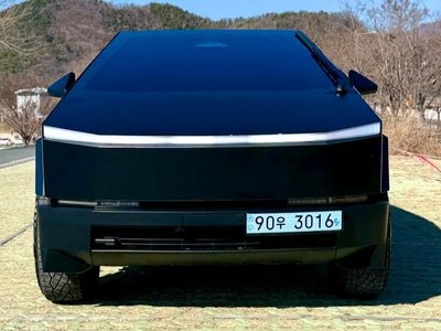 TESLA CYBERTRUCK - 2