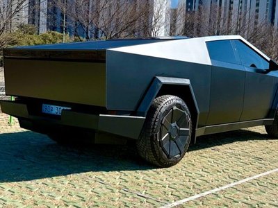 TESLA CYBERTRUCK - 4