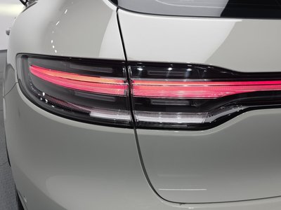صورة 10 لـ 2023 Porsche MACAN