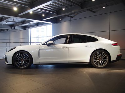 2024 Porsche PANAMERA photo 3