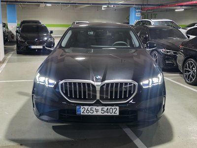 2025 BMW 5 SERIES 照片 2