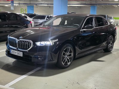 2025 BMW 5 SERIES 照片 1