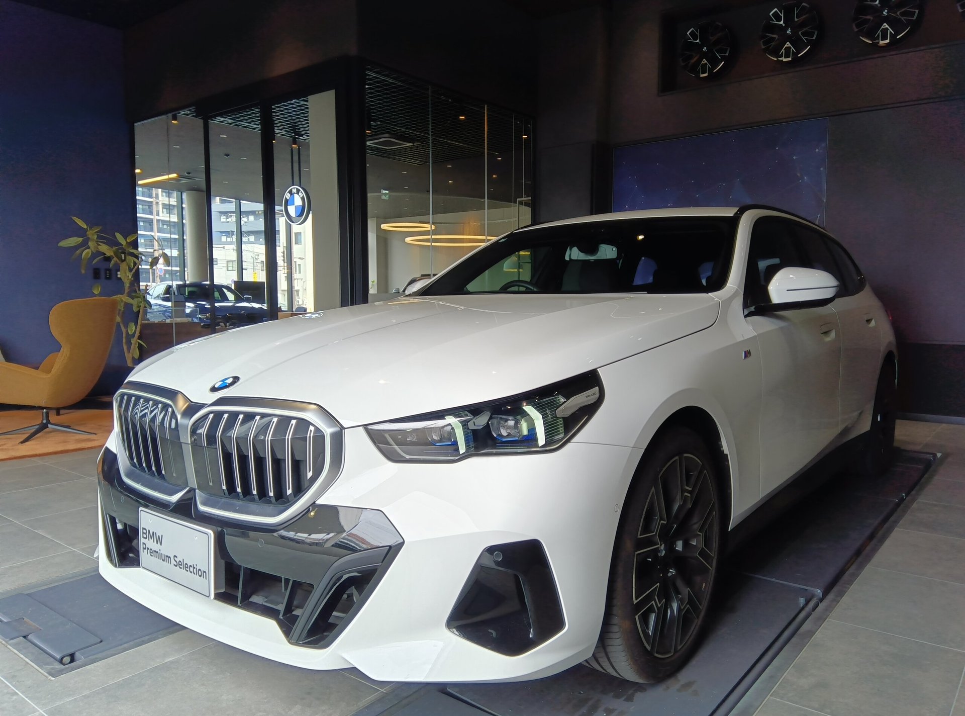 BMW 5 SERIES TOURING - View 1