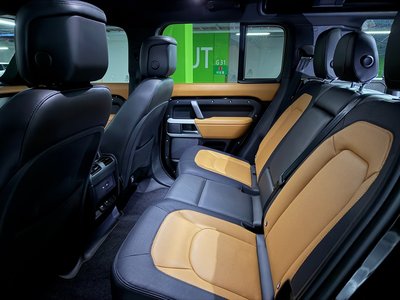 LAND ROVER DEFENDER - 9