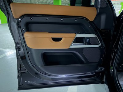 LAND ROVER DEFENDER - 10