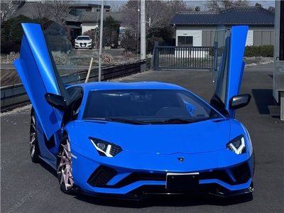 LAMBORGHINI AVENTADOR - 1