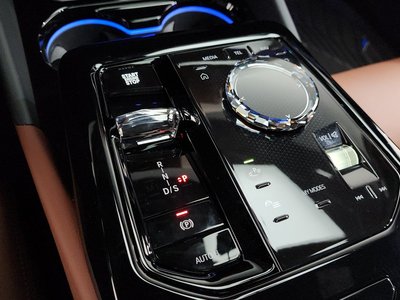 2025 BMW 5 SERIES 缩略图 12