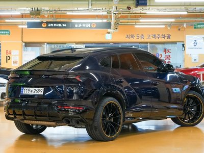 LAMBORGHINI URUS - 3