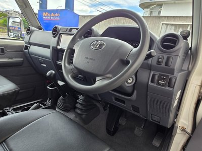 TOYOTA LAND CRUISER 70 - 7