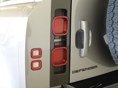 LAND ROVER DEFENDER - 10