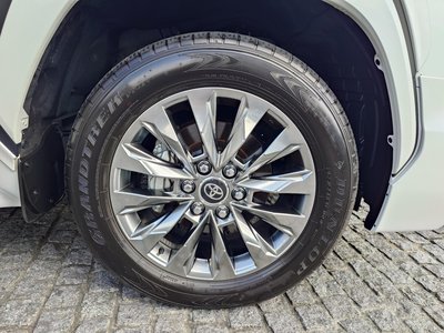 صورة 8 لـ 2025 Toyota LAND CRUISER 300