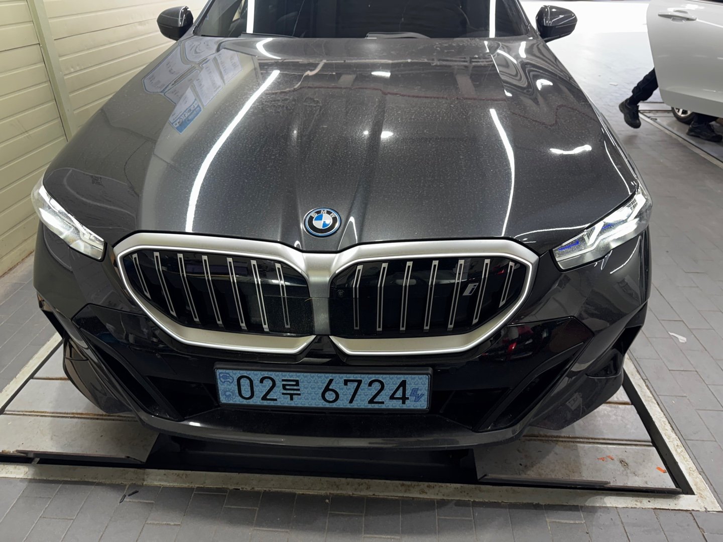 BMW I5 - View 1