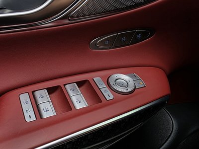 2021 Genesis GV70 thumbnail 35