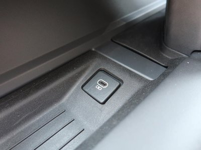 2025 LAND Rover DEFENDER thumbnail 44