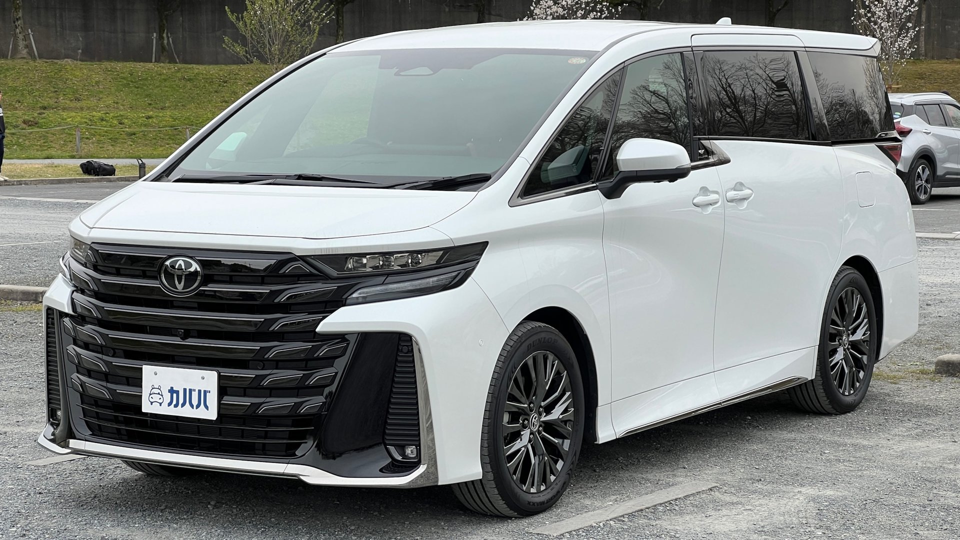 TOYOTA VELLFIRE - View 1