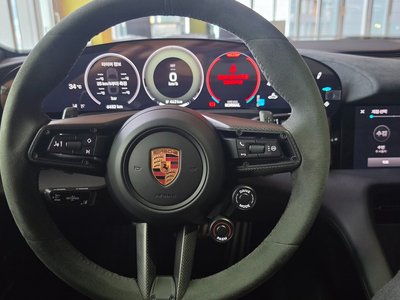 صورة 10 لـ 2025 Porsche TAYCAN