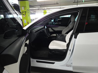 TESLA MODEL Y - 9