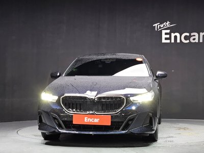 2025 BMW 5 SERIES 照片 2