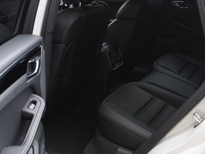 2024 Porsche MACAN thumbnail 25