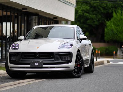 2024 Porsche MACAN photo 2