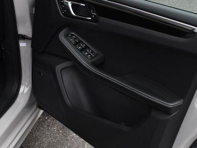 2024 Porsche MACAN photo 7